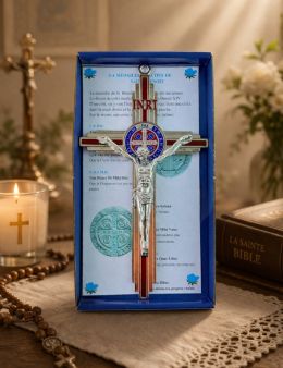 Crucifix métal 19cm rayons St Benoit.rouge