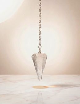 Pendule divinatoire en cristal de roche facetté : clarté et amplification en radiesthésie