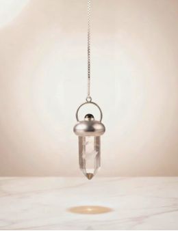 Pendule divinatoire métal et cristal de roche avec chaîne argentée