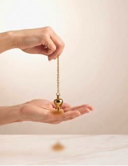 Pendule divinatoire métal doré goutte petit format avec chaîne dorée
