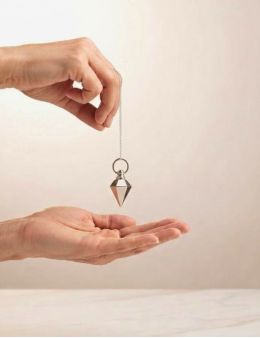 Pendule divinatoire métal argenté pyramidal avec chaîne argentée