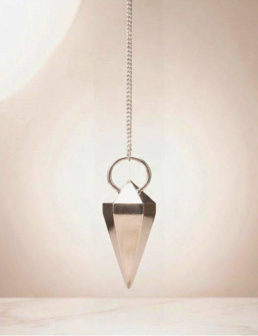 Pendule divinatoire métal argenté pyramidal avec chaîne argentée