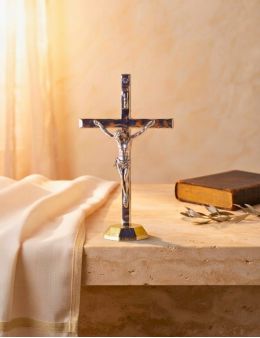 Crucifix sur pied ou calvaire métal argenté avec socle doré 6 cm