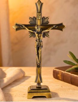 Crucifix sur pied ou calvaire bronze moderne 18 cm