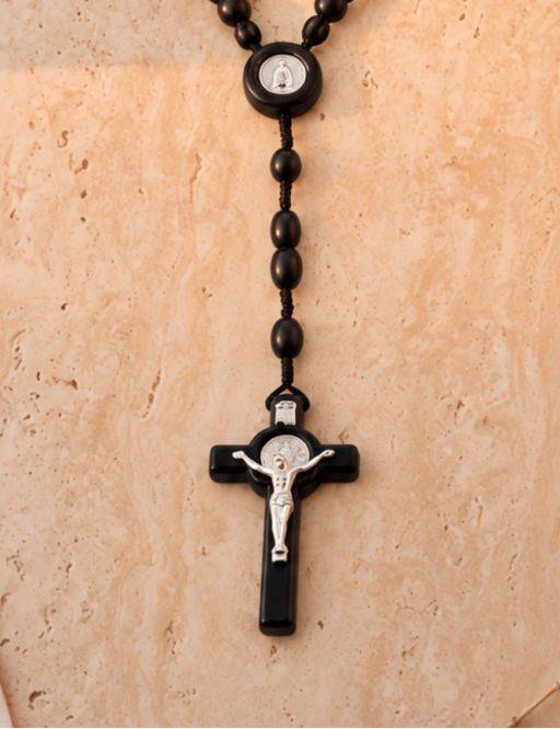 Chapelet corde saint Benoît, perles ovales noires