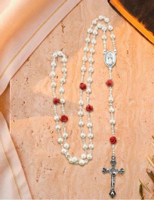 Chapelet chaîne, perles et roses rouges