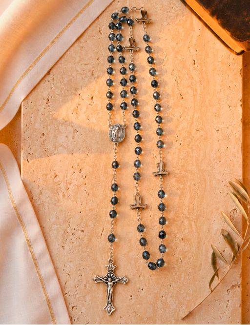 Chapelet Chaine avec perles de verre gris foncé et paters Tau
