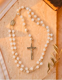Chapelet chaîne, crucifix et perles blanches