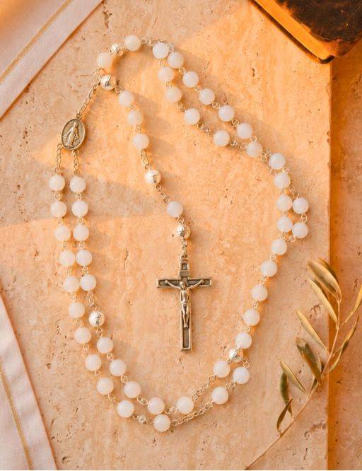 Chapelet chaîne, crucifix et perles blanches