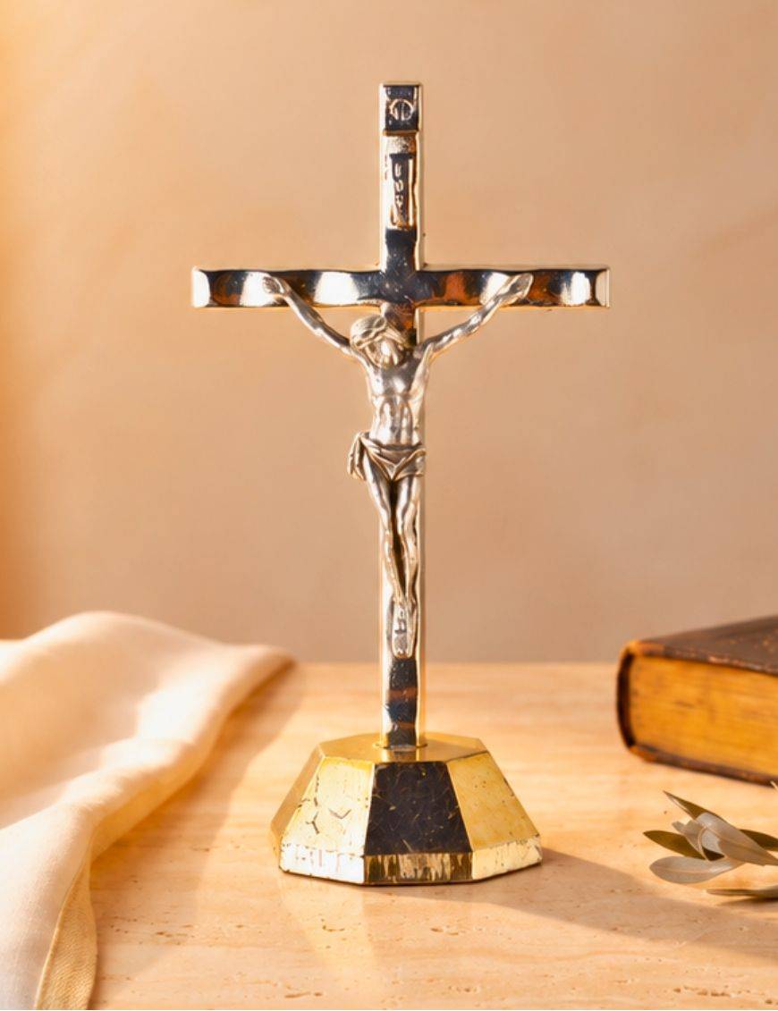 Crucifix sur pied ou calvaire métal argenté avec socle doré 6 cm