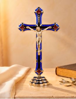 Crucifix sur pied ou calvaire en métal argenté et émail coloré