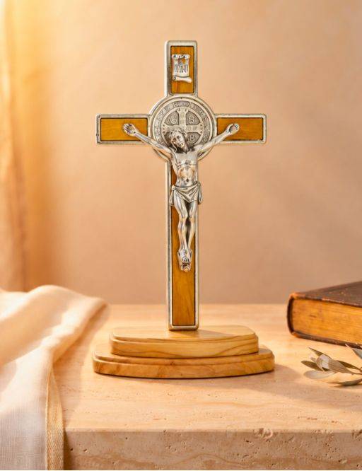 Crucifix St Benoit sur pied, en olivier