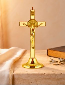 Crucifix sur pied ou calvaire / Croix de Saint Benoit