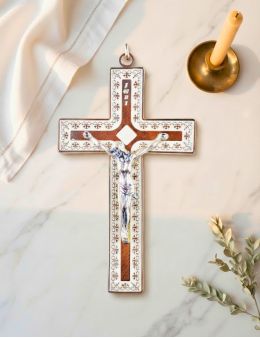 Crucifix métallique avec émail blanc et Christ