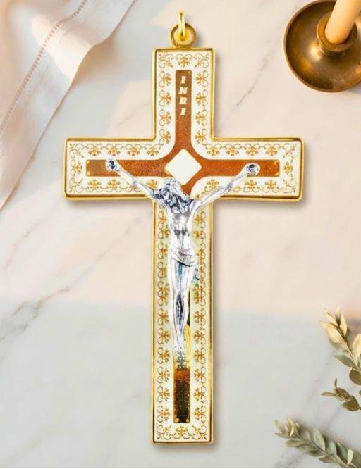 Crucifix métallique avec émail blanc et Christ