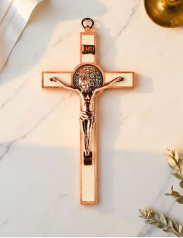 Crucifix / Croix Saint Benoit en métal avec émail blanc et Christ argenté