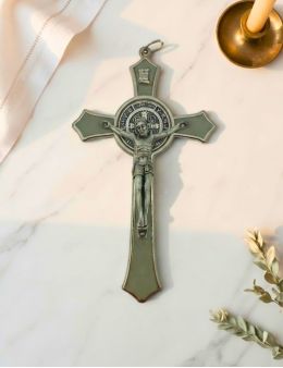 Crucifix / Croix de Saint Benoit en métal émaillé 12 cm