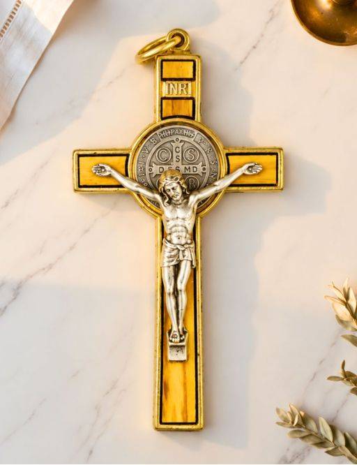 Crucifix / Croix de Saint Benoit en métal doré et bois d'olivier