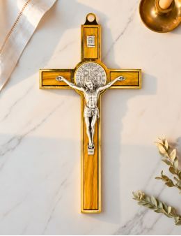 Crucifix / Croix de Saint Benoit en métal doré et bois d'olivier