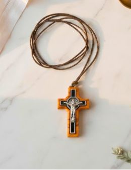 Crucifix / Croix de Saint Benoit en bois d'olivier avec cordon et boite