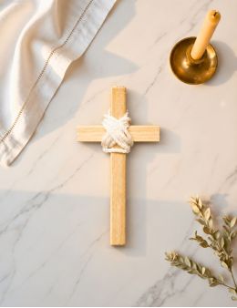 Croix communion bois 9.5 cm + cordon