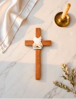 Croix communion bois 9.5 cm + cordon