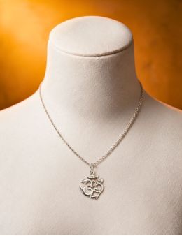 Pendentif Om en argent | Vibration sacrée, méditation
