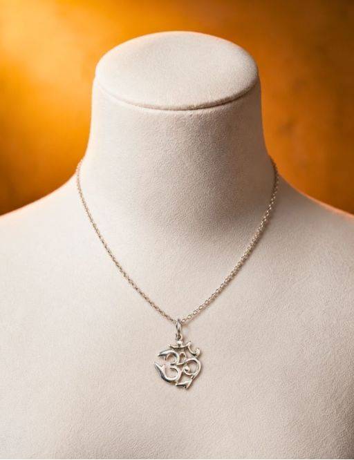 Pendentif Om en argent | Vibration sacrée, méditation