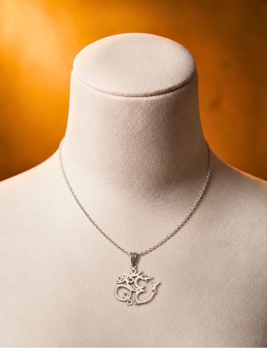 Pendentif Om argent 925 et pierres serties - Péridot
