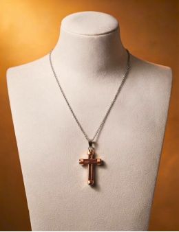 Pendentif Croix Moderne en Acier Inoxydable et Anneaux Dorés