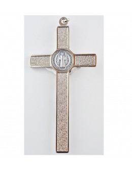 Croix Saint Benoit chromé avec fond en émail noir et Christ chromé