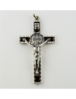 Croix Saint Benoit en métal argenté cisellé et émail marron