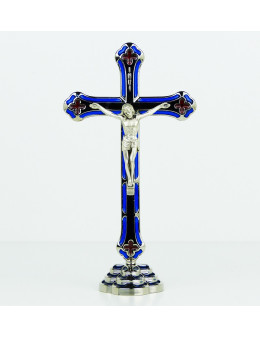 Crucifix sur pied ou calvaire en métal argenté et émail coloré