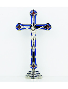 Crucifix sur pied ou calvaire en métal argenté et émail coloré