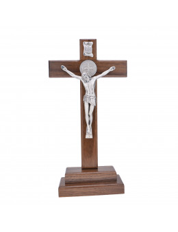 Calvaire / Crucifix / Croix sur pied en bois foncé et christ et croix de St Benoit en métal argenté 28 cm