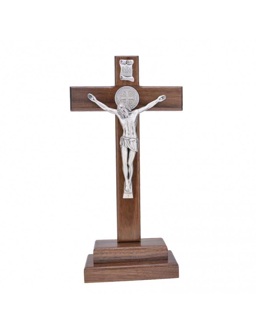 Calvaire / Crucifix / Croix sur pied en bois foncé et christ et croix de St Benoit en métal argenté 28 cm