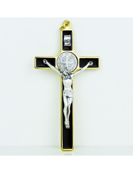 Croix Saint Benoit en métal doré et émail marron